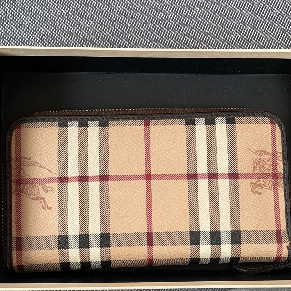 Burberry zip wallet